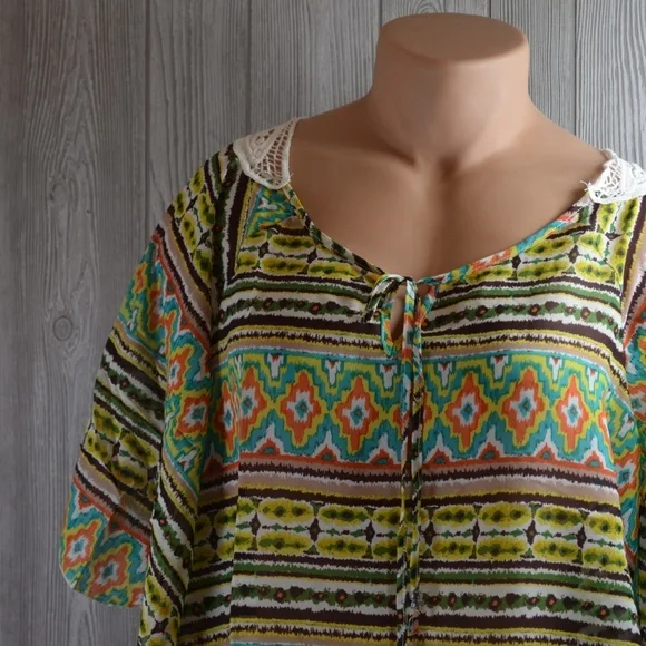 NWT Unique Lace back butterfly top PLUS SI… - Picture 3 of 7